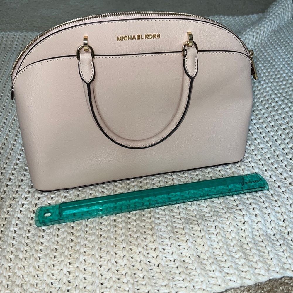 MICHEAL KORS BLUSH 12 INCH HANDBAG (comes with crossbody chain) 👛👜🩷